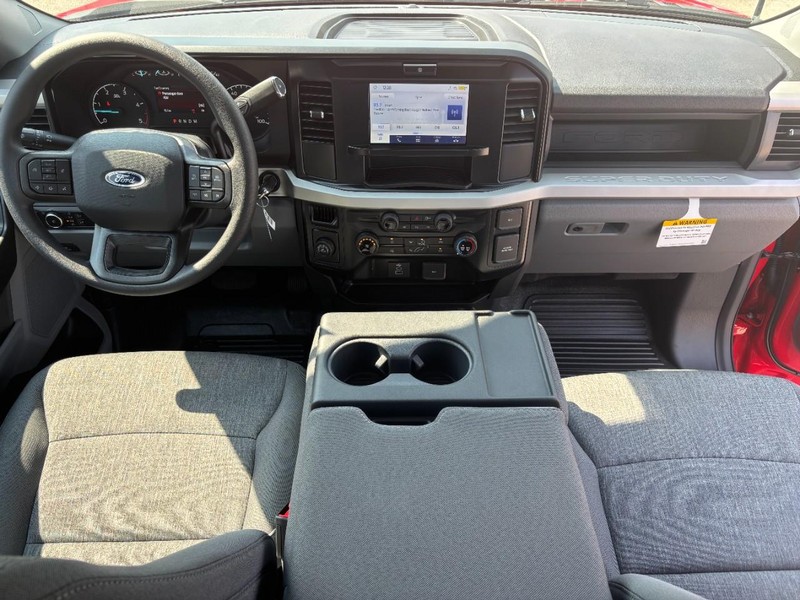 Ford Super Duty F-350 SRW Vehicle Full-screen Gallery Image 06