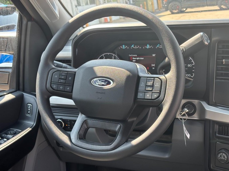 Ford Super Duty F-350 SRW Vehicle Full-screen Gallery Image 07