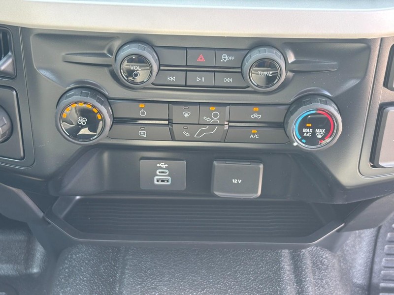 Ford Super Duty F-350 SRW Vehicle Full-screen Gallery Image 09