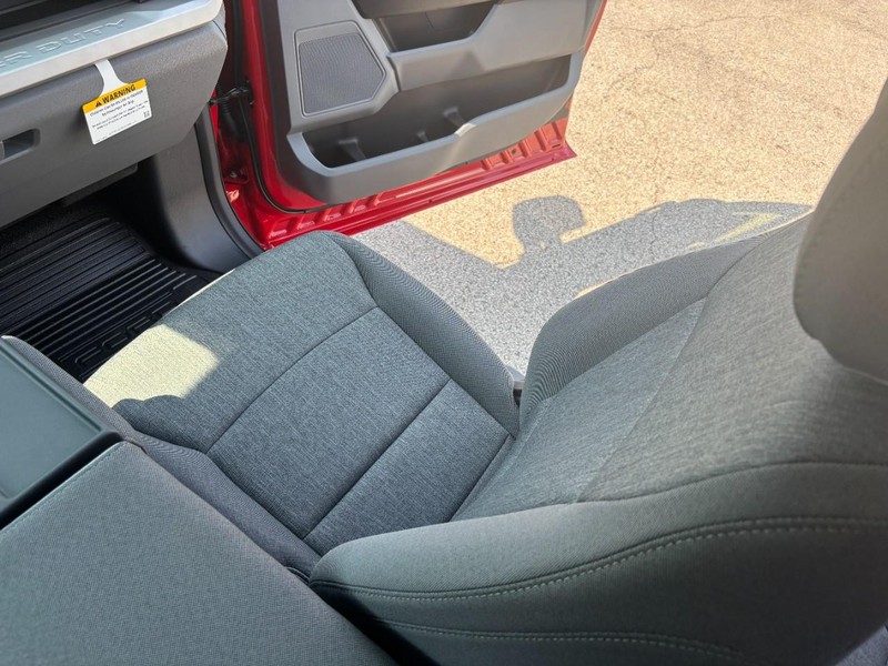 Ford Super Duty F-350 SRW Vehicle Full-screen Gallery Image 10