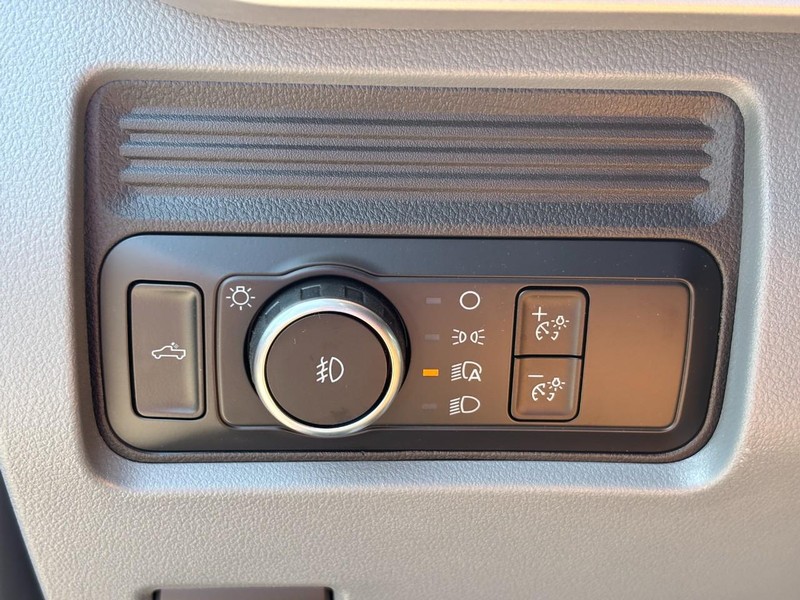 Ford Super Duty F-350 SRW Vehicle Full-screen Gallery Image 11