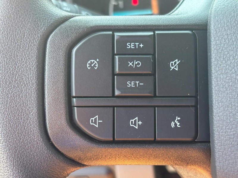 Ford Super Duty F-350 SRW Vehicle Full-screen Gallery Image 12