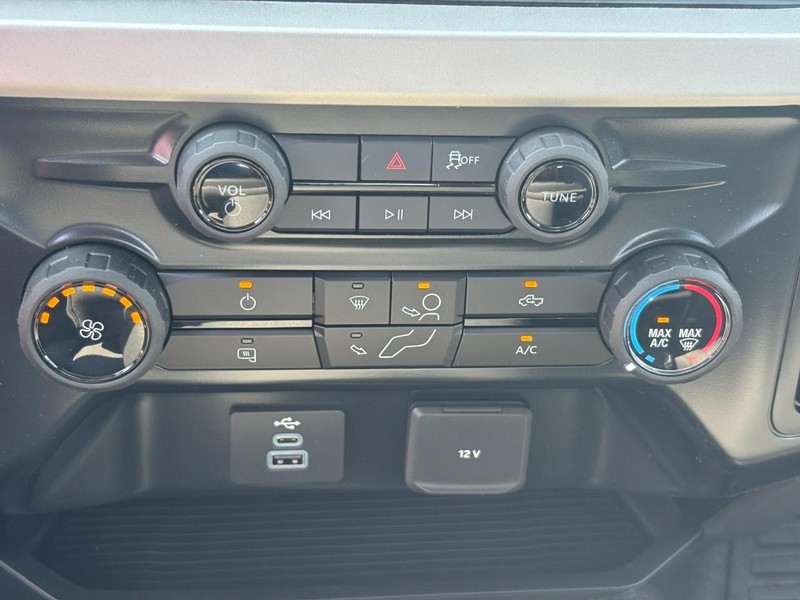 Ford Super Duty F-350 SRW Vehicle Full-screen Gallery Image 17