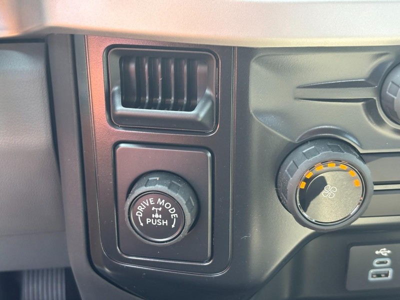 Ford Super Duty F-350 SRW Vehicle Full-screen Gallery Image 18