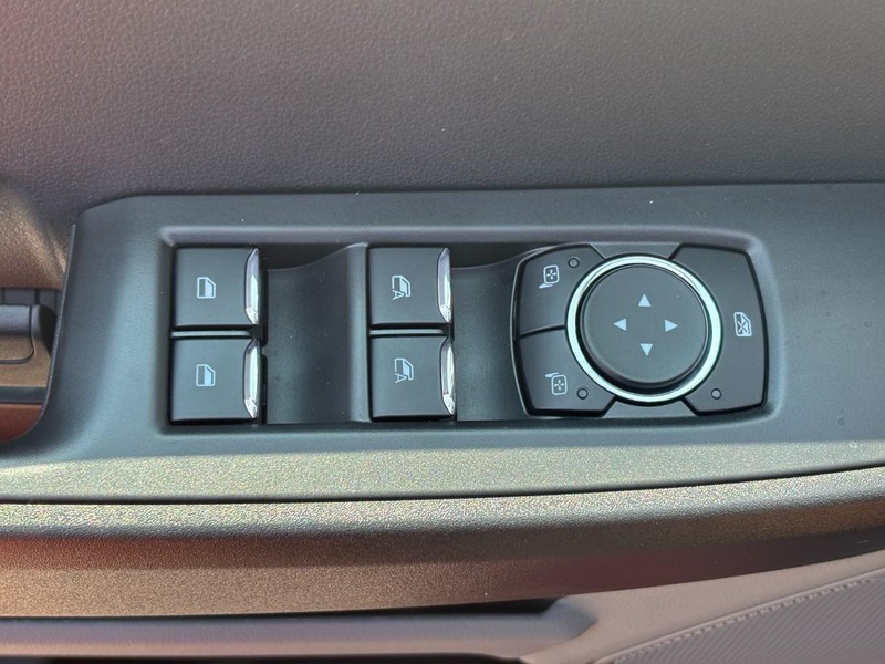 Ford Super Duty F-350 SRW Vehicle Full-screen Gallery Image 20