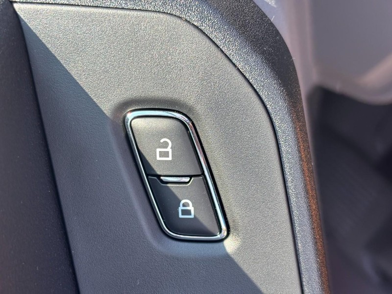 Ford Super Duty F-350 SRW Vehicle Full-screen Gallery Image 21