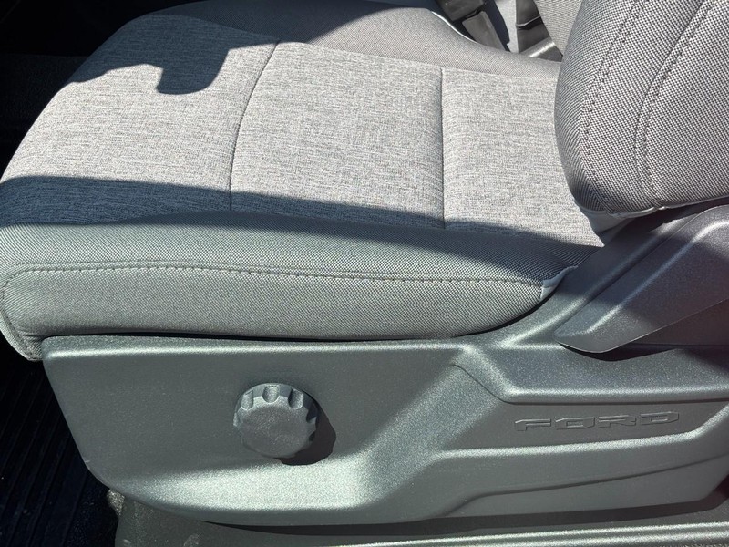 Ford Super Duty F-350 SRW Vehicle Full-screen Gallery Image 22