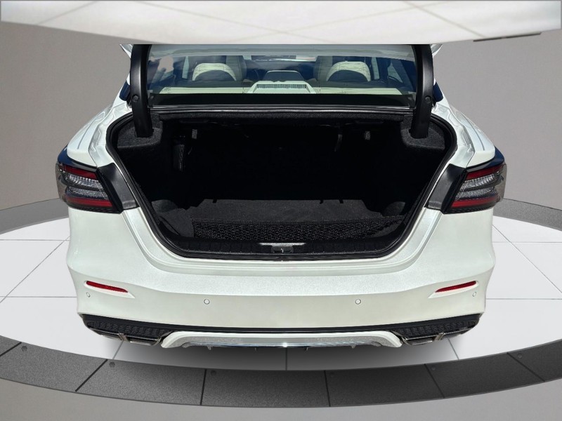 Nissan Maxima Vehicle Full-screen Gallery Image 04