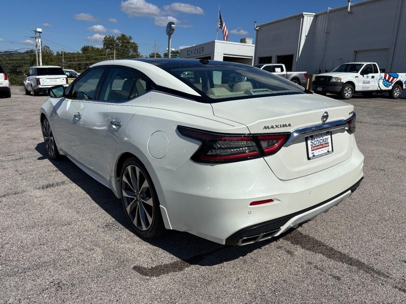 Nissan Maxima Vehicle Full-screen Gallery Image 05