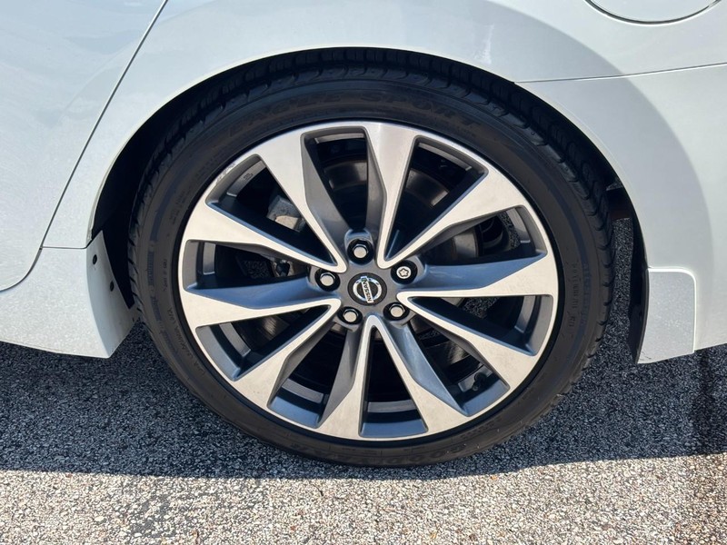 Nissan Maxima Vehicle Full-screen Gallery Image 06