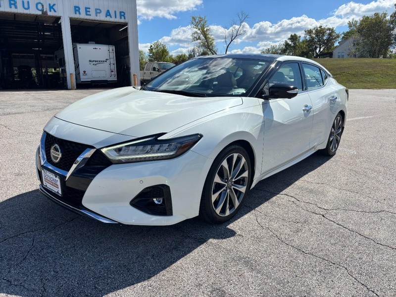 Nissan Maxima Vehicle Full-screen Gallery Image 07