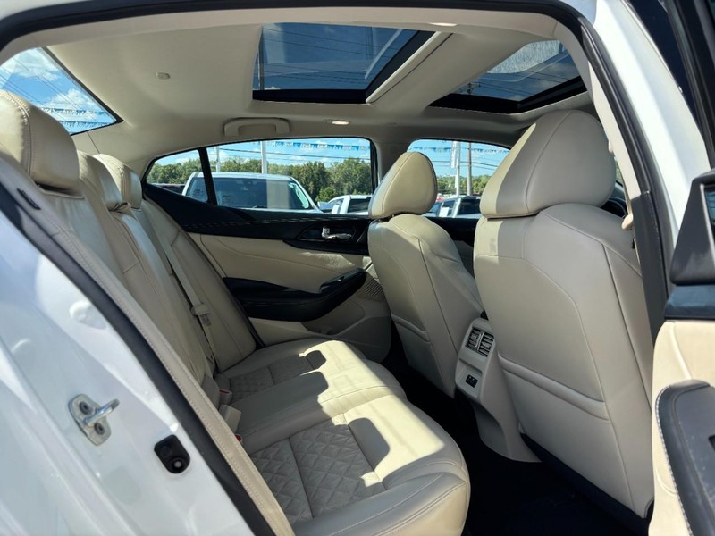 Nissan Maxima Vehicle Full-screen Gallery Image 09