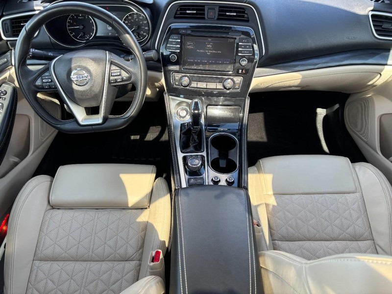 Nissan Maxima Vehicle Full-screen Gallery Image 10
