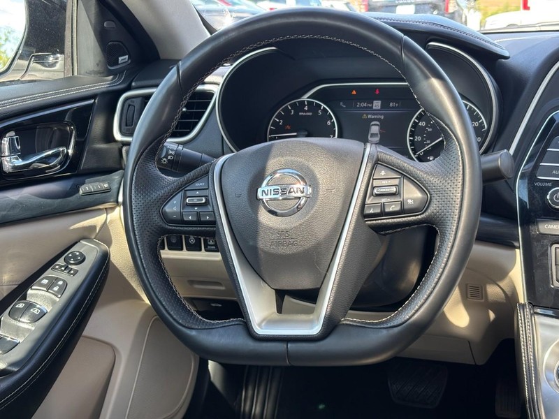 Nissan Maxima Vehicle Full-screen Gallery Image 11