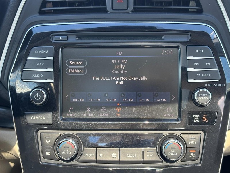 Nissan Maxima Vehicle Full-screen Gallery Image 12