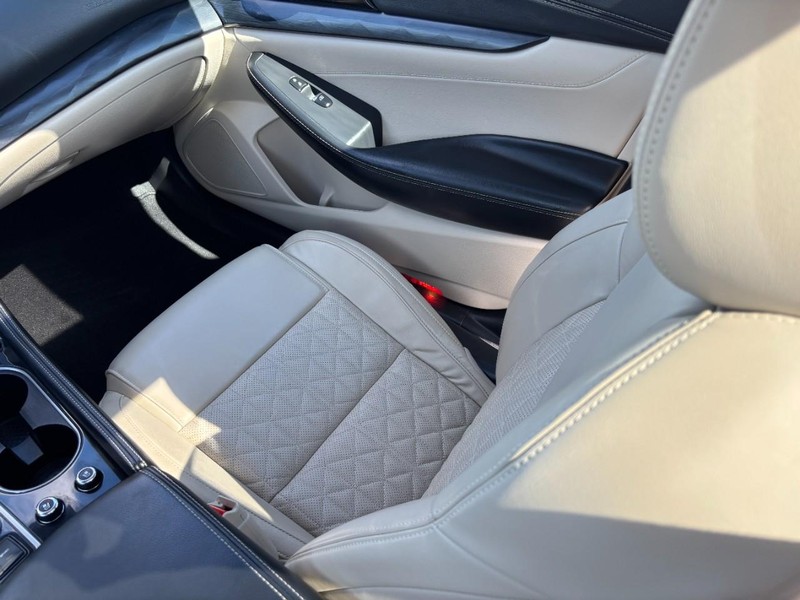 Nissan Maxima Vehicle Full-screen Gallery Image 13