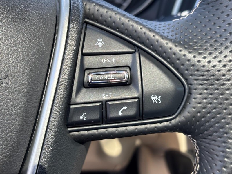 Nissan Maxima Vehicle Full-screen Gallery Image 15