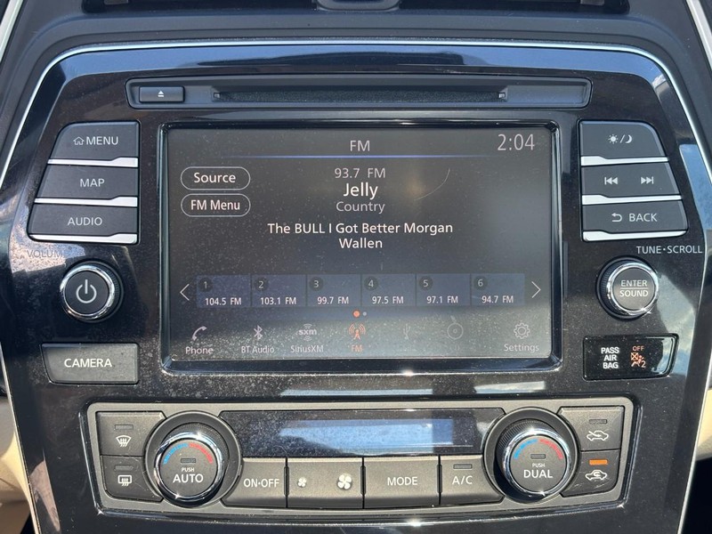 Nissan Maxima Vehicle Full-screen Gallery Image 17