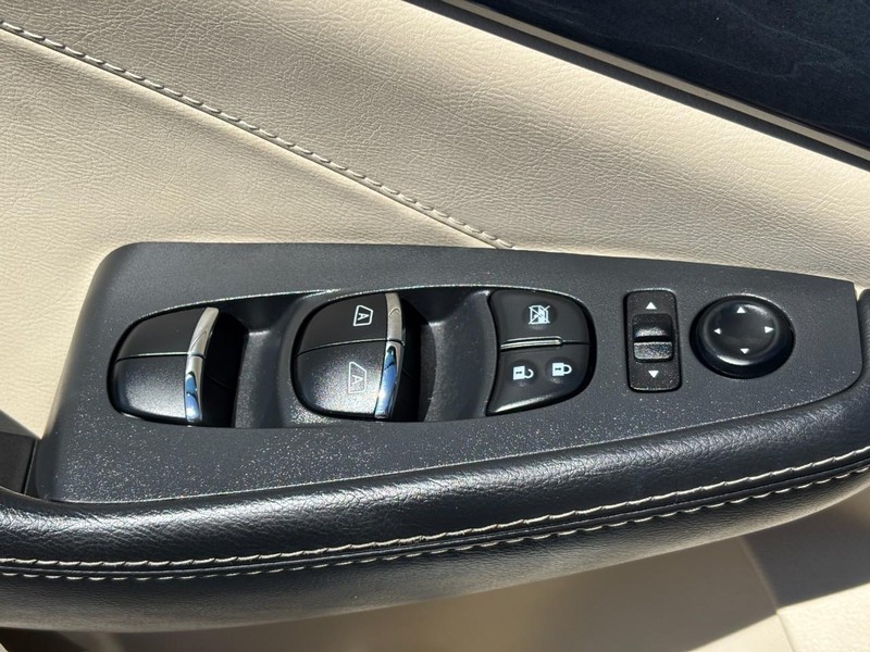 Nissan Maxima Vehicle Full-screen Gallery Image 20