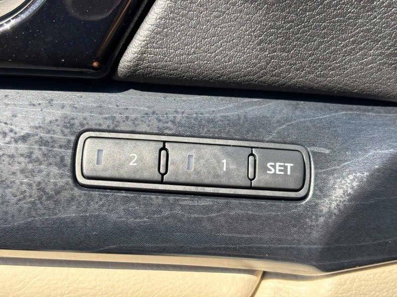 Nissan Maxima Vehicle Full-screen Gallery Image 21