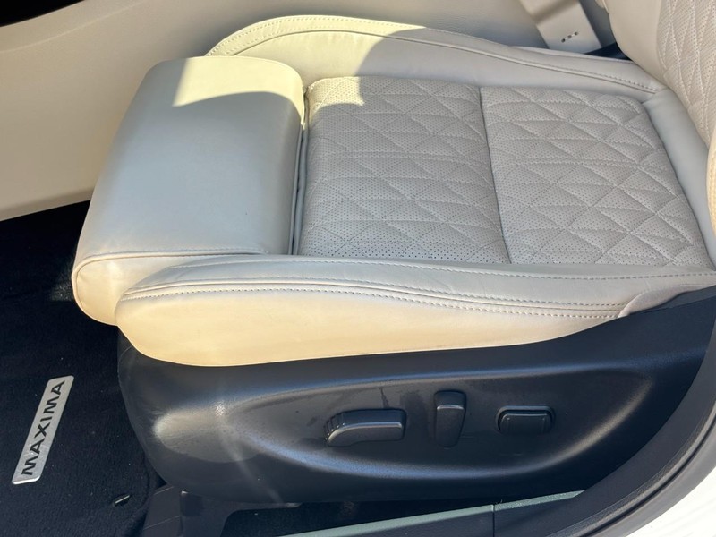 Nissan Maxima Vehicle Full-screen Gallery Image 22