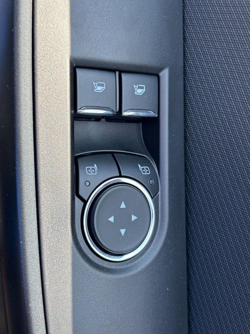 Ford F-150 Vehicle Full-screen Gallery Image 14