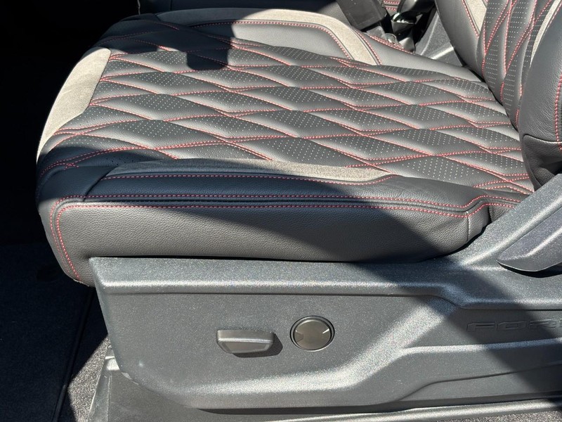 Ford F-150 Vehicle Full-screen Gallery Image 16