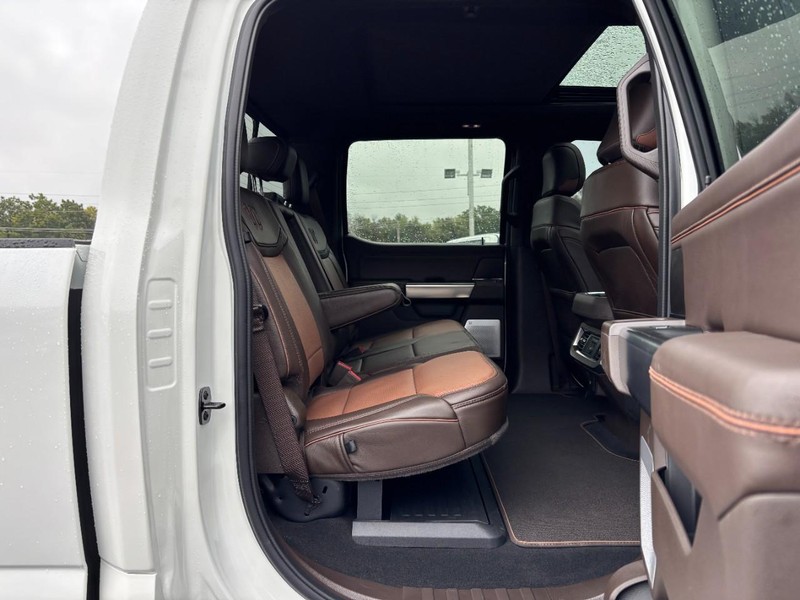 Ford Super Duty F-350 SRW Vehicle Full-screen Gallery Image 10