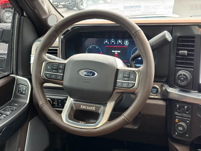 Ford Super Duty F-350 SRW Vehicle Full-screen Gallery Image 12