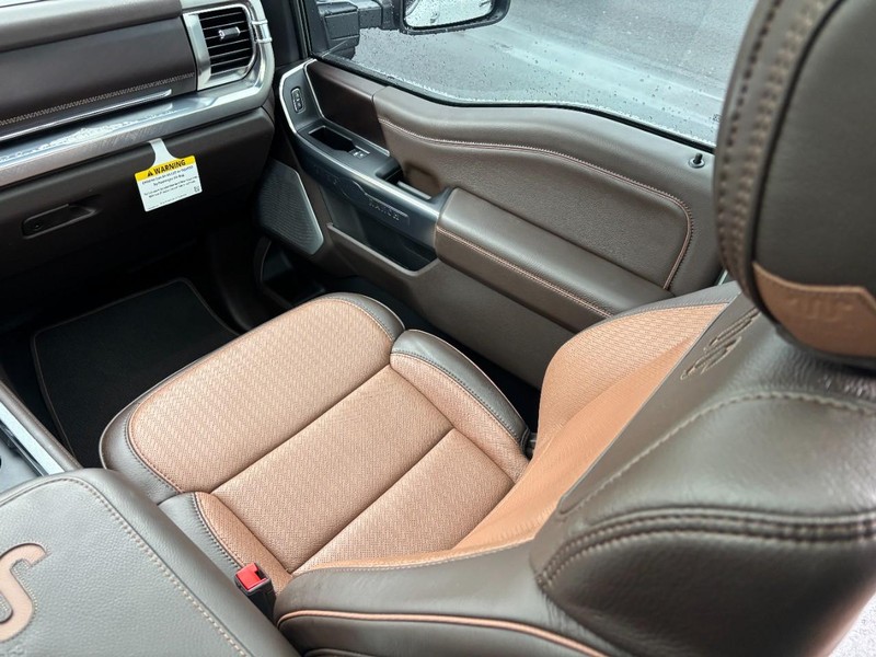 Ford Super Duty F-350 SRW Vehicle Full-screen Gallery Image 15