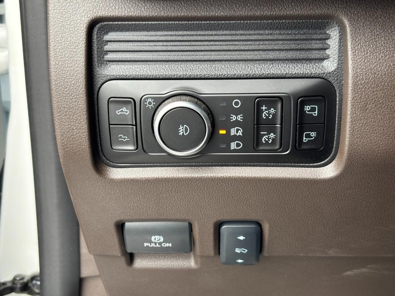 Ford Super Duty F-350 SRW Vehicle Full-screen Gallery Image 16