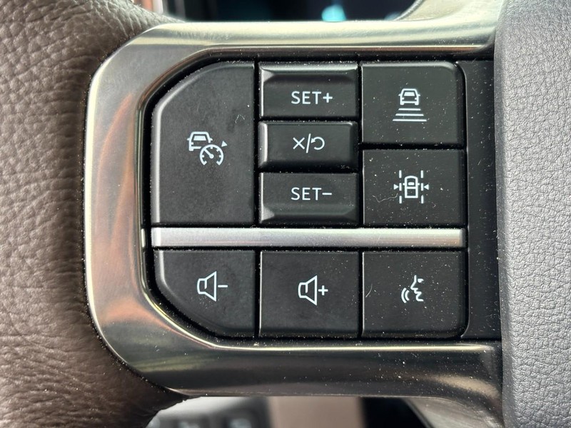 Ford Super Duty F-350 SRW Vehicle Full-screen Gallery Image 17