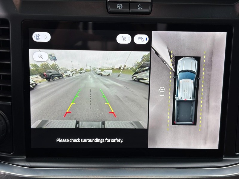 Ford Super Duty F-350 SRW Vehicle Full-screen Gallery Image 21