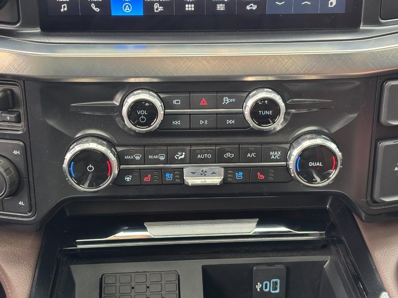 Ford Super Duty F-350 SRW Vehicle Full-screen Gallery Image 23