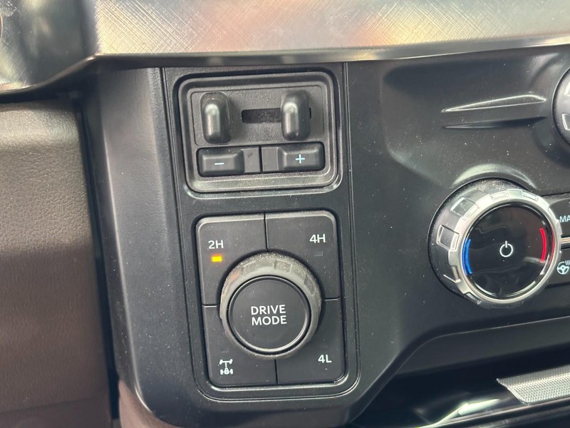 Ford Super Duty F-350 SRW Vehicle Full-screen Gallery Image 24