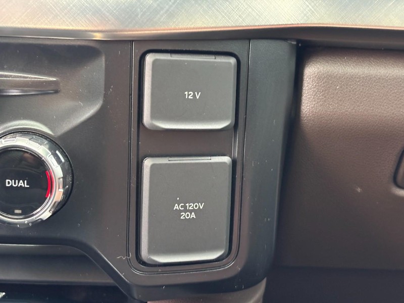 Ford Super Duty F-350 SRW Vehicle Full-screen Gallery Image 25