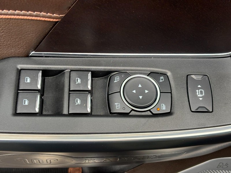 Ford Super Duty F-350 SRW Vehicle Full-screen Gallery Image 26