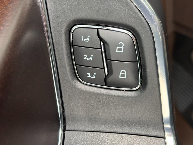 Ford Super Duty F-350 SRW Vehicle Full-screen Gallery Image 27