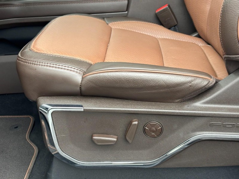 Ford Super Duty F-350 SRW Vehicle Full-screen Gallery Image 28