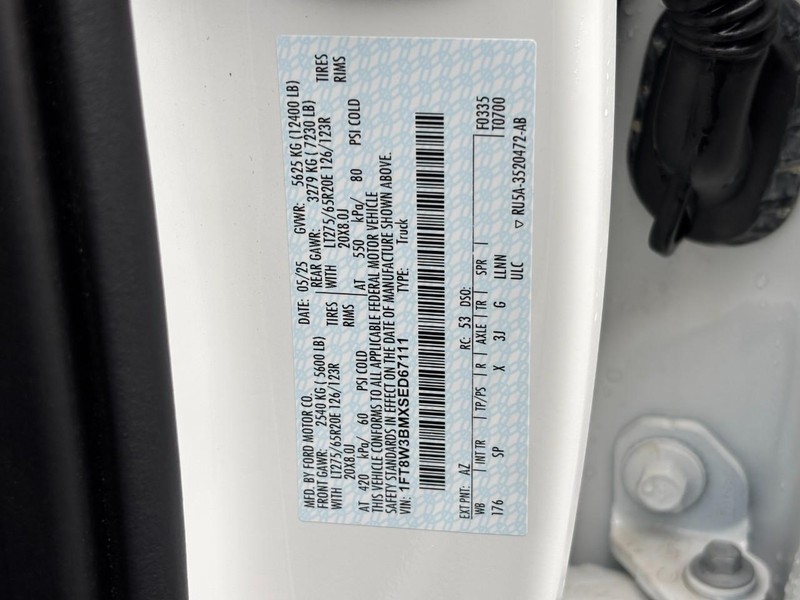 Ford Super Duty F-350 SRW Vehicle Full-screen Gallery Image 30