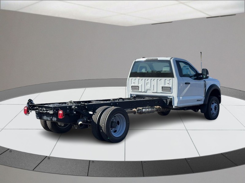 Ford Super Duty F-550 DRW Vehicle Full-screen Gallery Image 03