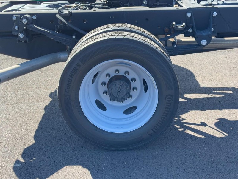 Ford Super Duty F-550 DRW Vehicle Full-screen Gallery Image 04