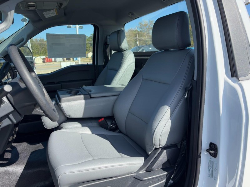 Ford Super Duty F-550 DRW Vehicle Full-screen Gallery Image 05