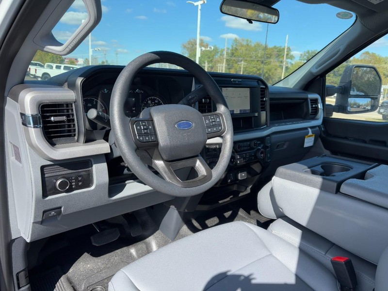 Ford Super Duty F-550 DRW Vehicle Full-screen Gallery Image 06