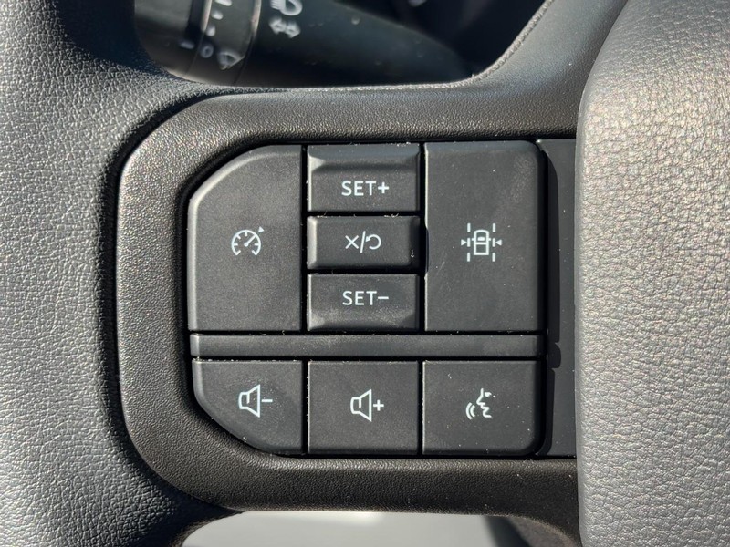 Ford Super Duty F-550 DRW Vehicle Full-screen Gallery Image 08