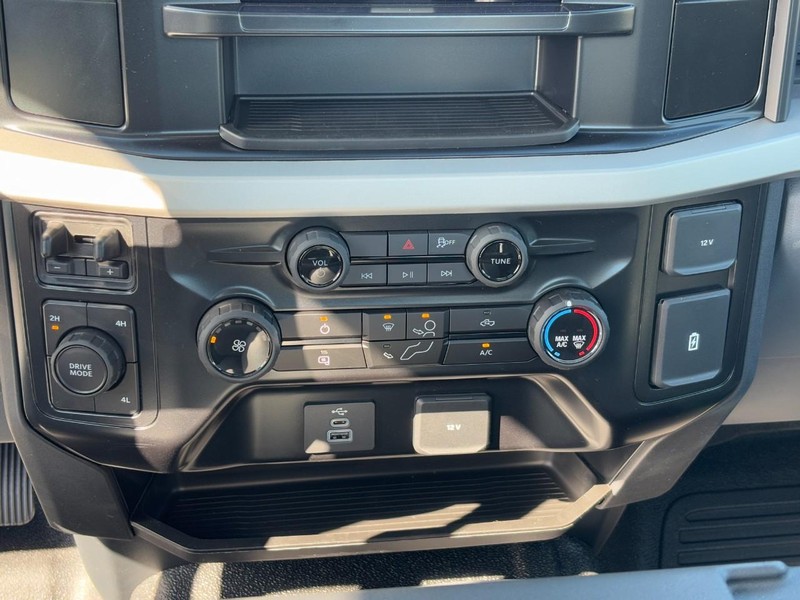 Ford Super Duty F-550 DRW Vehicle Full-screen Gallery Image 12