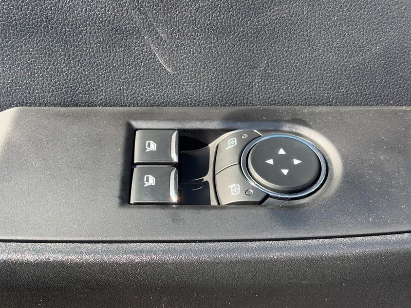 Ford Super Duty F-550 DRW Vehicle Full-screen Gallery Image 13