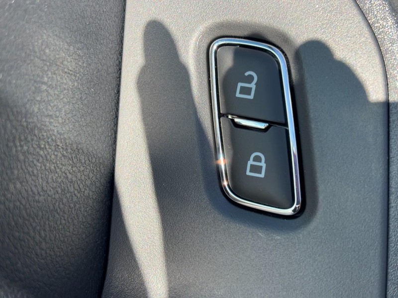 Ford Super Duty F-550 DRW Vehicle Full-screen Gallery Image 14