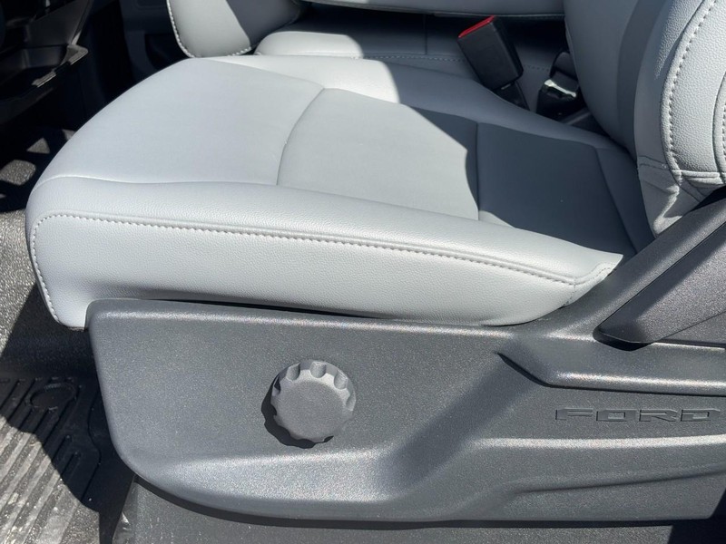 Ford Super Duty F-550 DRW Vehicle Full-screen Gallery Image 15