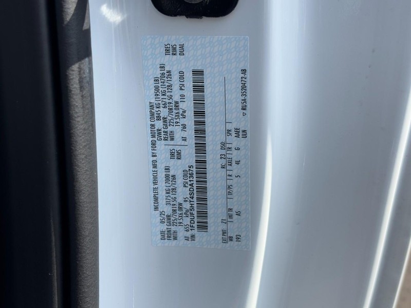 Ford Super Duty F-550 DRW Vehicle Full-screen Gallery Image 16